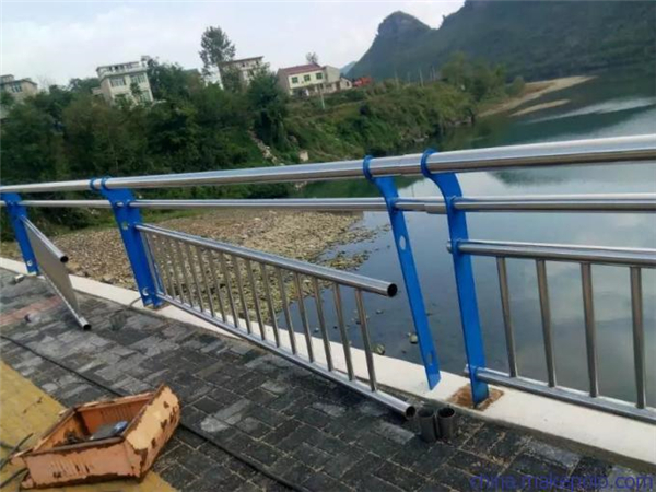 铜梁不锈钢复合管护栏是一种卓越的防护材料